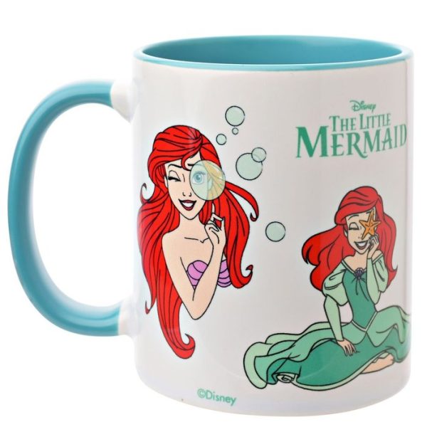 Llena tus mañanas y tus tardes de sonrisas y un poco de magia Disney con esta taza de cerámica de uno de los personajes más queridos: Ariel, "La Sirenita".